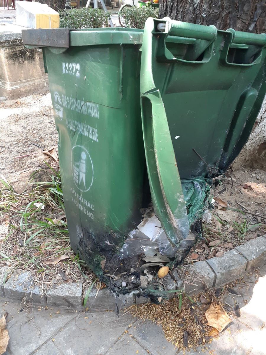 Những chiếc thùng rác bị hư hỏng vì ý thức của một bộ phần người dân
