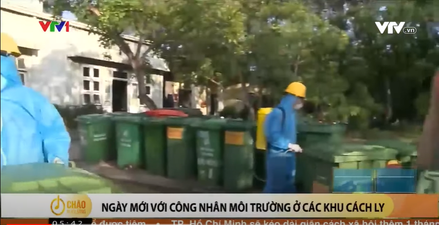 Việt Nam thức giấc | #VTV1 Những công nhân vệ sinh môi trường thu gom rác thải trong khu cách ly